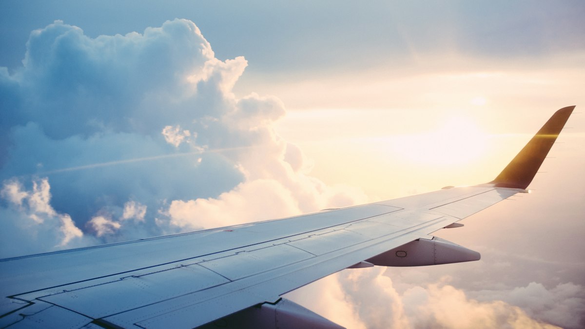 【出張・同行営業】スケジュール調整の鉄則!新幹線・飛行機の予約タイミングと訪問先の組み方